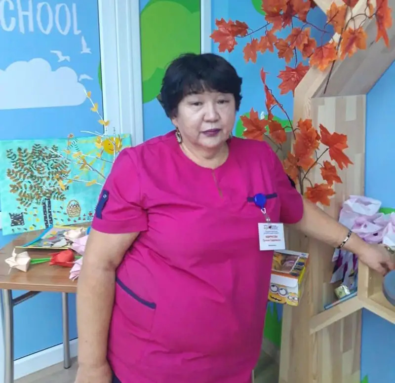 Ерікті тәрбиеші: Қолда бар заттан бұйым жасап, балаларды баулимын 