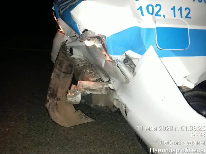 Павлодар облысында жолда ұйықтап кеткен жүргізуші полицейлердің көлігіне соқтығысқан