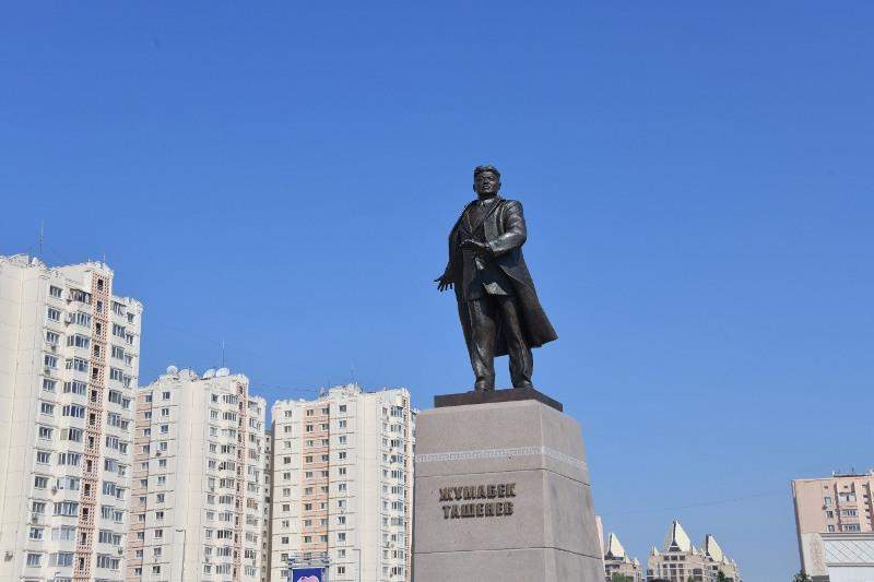 Жұмабек Тәшеневке ескерткіш қойылды