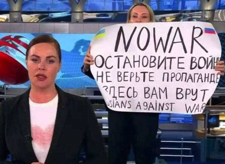 Ресейлік «Бірінші арнаның» редакторы тікелей эфирде соғысқа қарсы плакат ұстап шықты