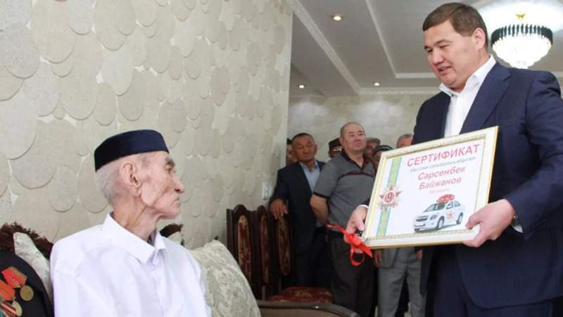 100 жастағы қызылордалық соғыс ардагеріне жерлестері көлік сыйлады