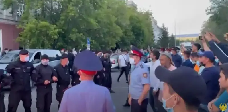 Қарағандыда белсенділер ЛГБТ өкілдері өткізетін тренингке қарсы шықты