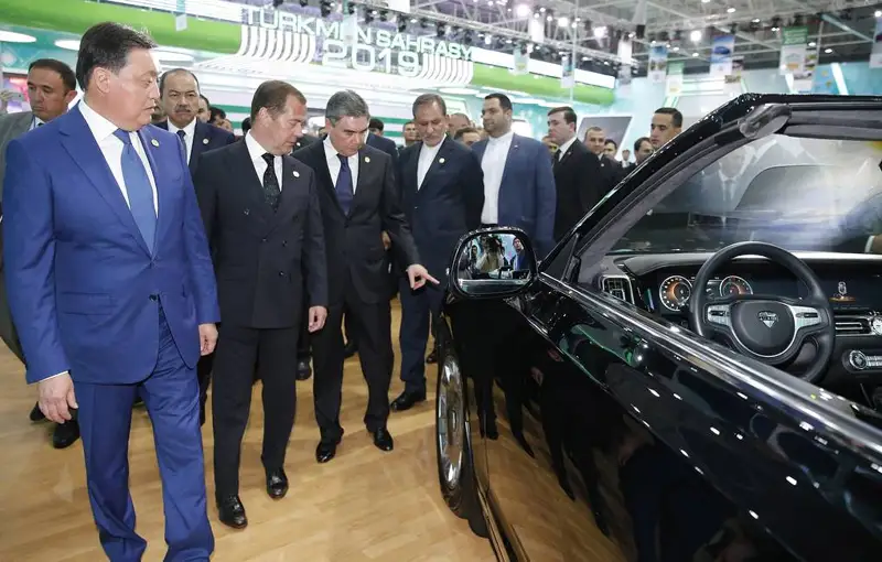 Асқар Маминге брондалған Aurus не үшін  қажет?