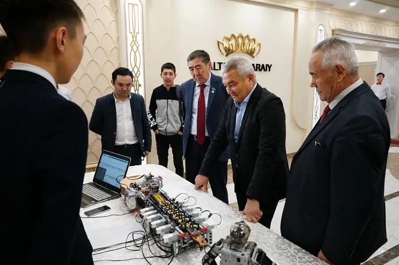 Қазақстандық робот домбыра тартады