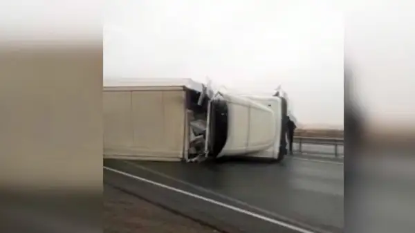 Қызылорда облысында көктайғақ салдарынан алты жүк көлігі апатқа ұшырады 