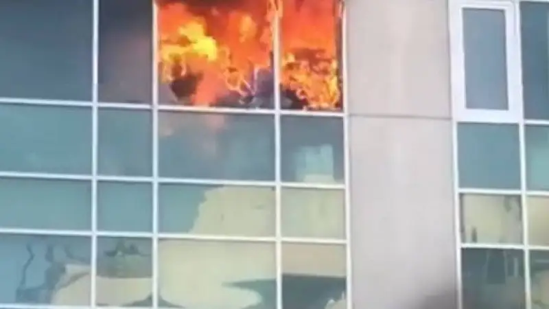 Алматыда бизнес-орталық өртеніп жатыр