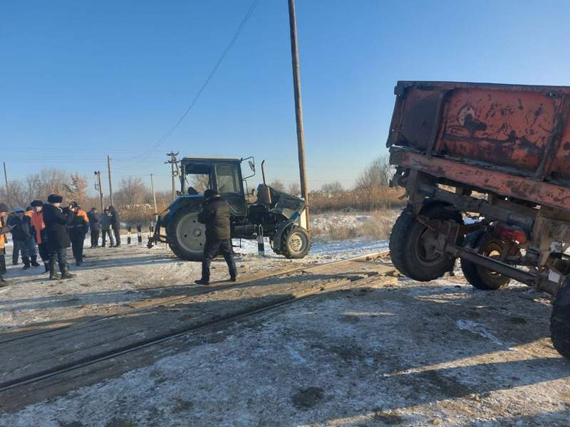 Жетісу облысында трактор жүк пойызымен соқтығысты  