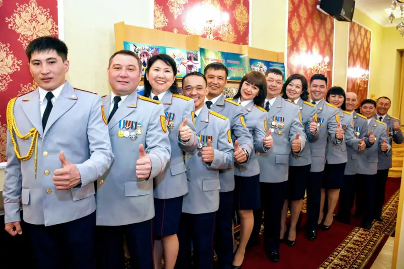 Полицейлер әнмен жерлестерін үйде отыруға шақырды 