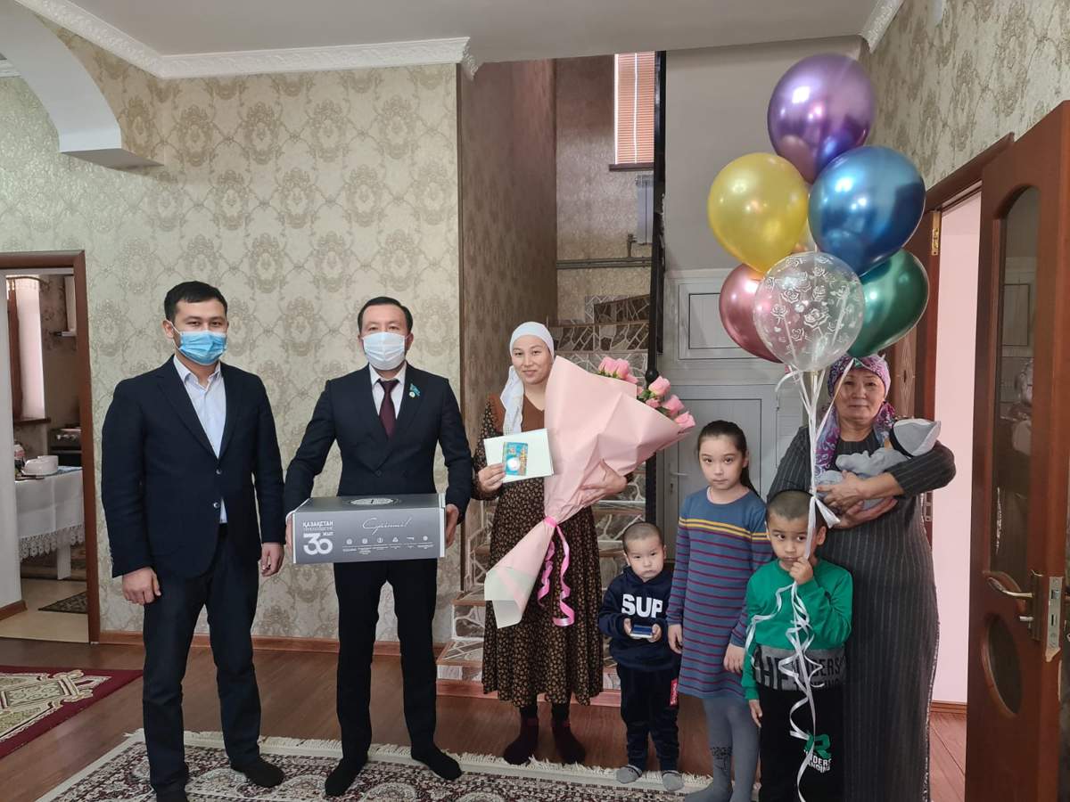 Шымкентте 238 сәби Тәуелсіздік күніне орай «Сүйінші» сыйлық бокстарын алды