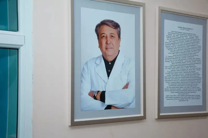 Балалар хирургы Нұрлан Ахпаровтың құрметіне ескерткіш тақта ашылды