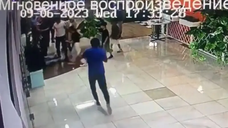 Алматыда грек-рим күресінің балуаны сауда орталығында ер адамды соққыға жықты (видео)