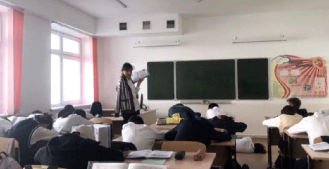 TikTok-та жаңа тренд: Оқушылар сабақ үстінде ұстаздарымен ойнай бастады