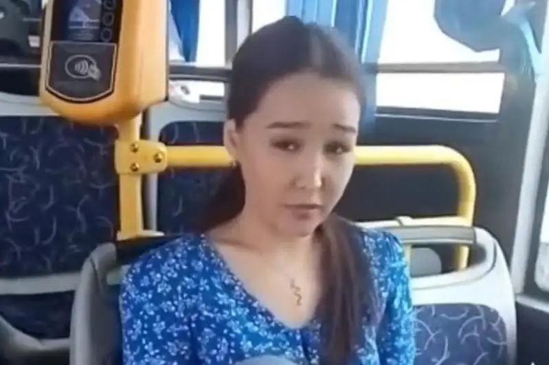 Автобуста маска тағудан бас тартқан қызға 83 мың теңге айыппұл салынды