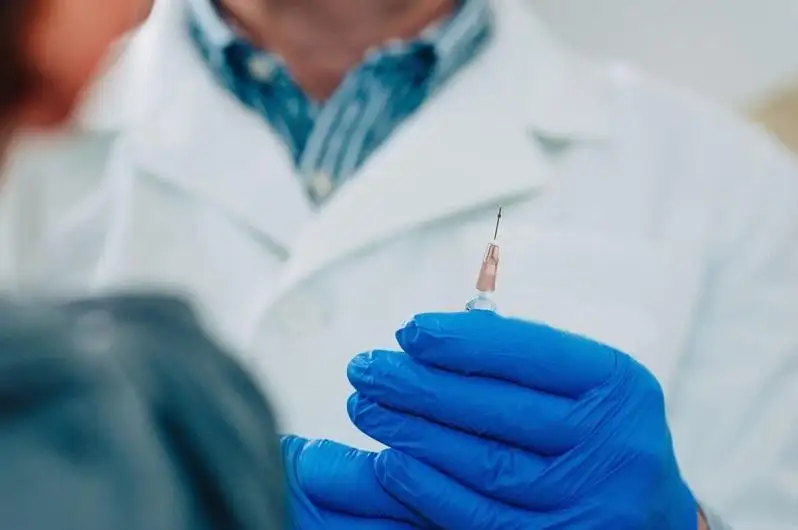 Бес ғалым COVID-19-ға қарсы жасаған вакцинаны өздеріне сынап көрді