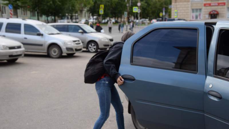 Алматыда көшенің ортасында такси тоқтататындар жауапқа тартылады
