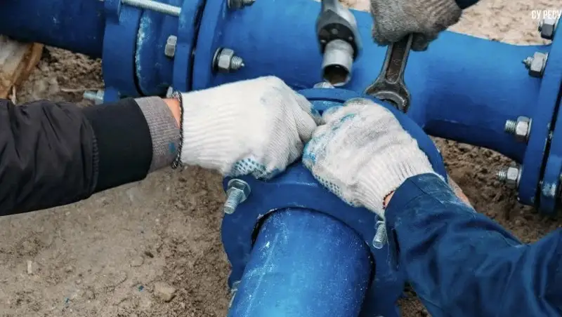 Теміртауда қатып қалған су құбыры жөнделіп жатыр