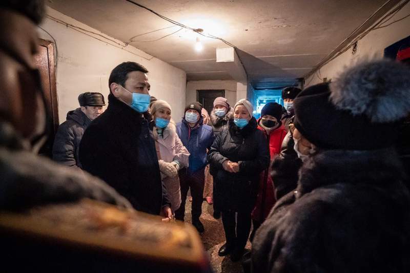 Алтай Көлгінов апатты деп танылған үйдің тұрғындарымен кездесті