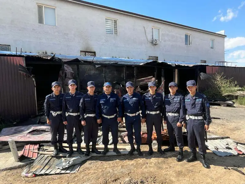 Жаңаөзенде Ұлттық ұлан сарбаздары өрт шалған сауда үйінен әйелді құтқарды 