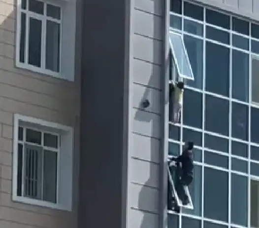 Балконның карнизіне ілулі тұрған бала құтқарылды