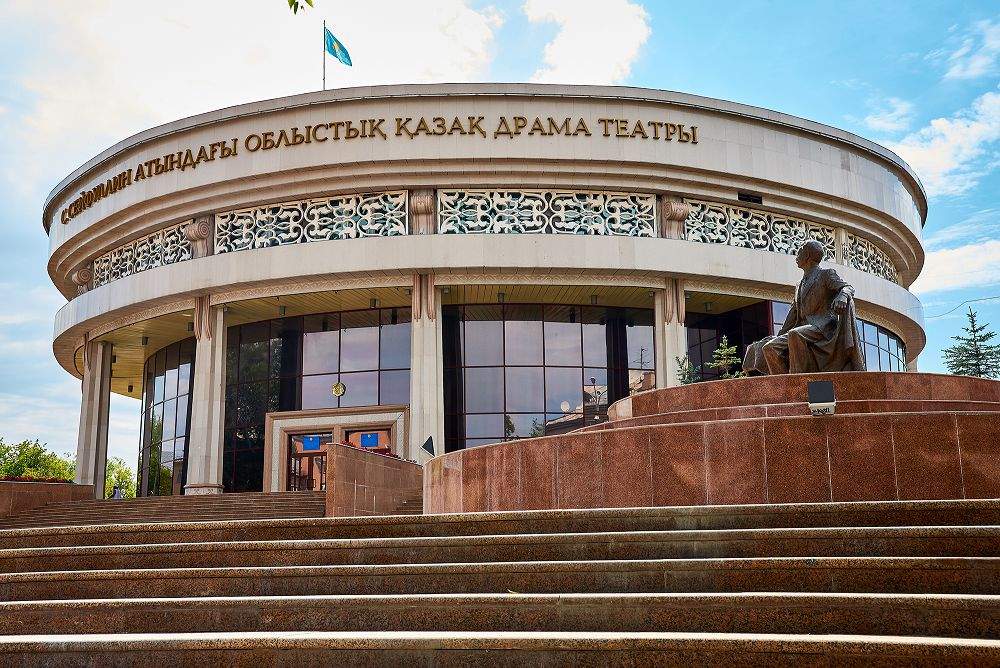 Театр ұжымы бес айдан соң көрерменмен қауышты