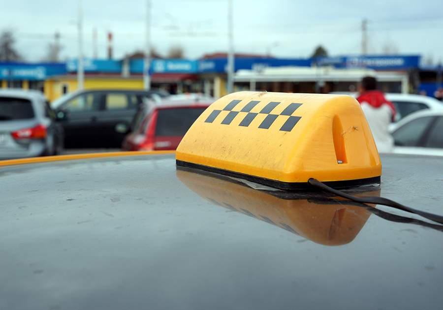 Алматыда демалыс күндері тек таксилер ғана жүреді