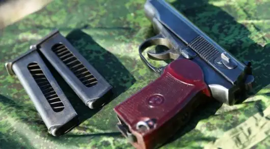 Оқушы тапанша ұстап жүр