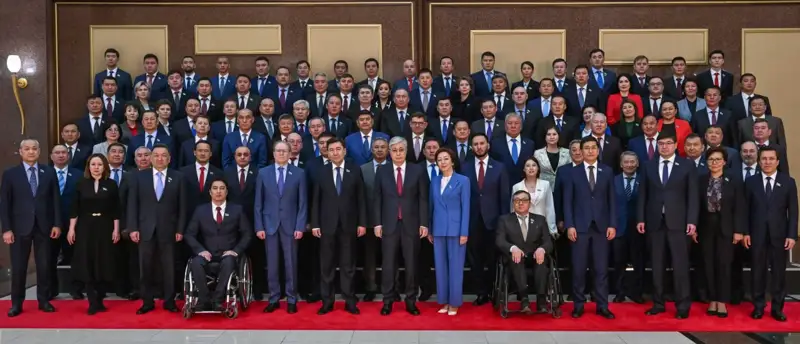 Президент депутаттармен бірге суретке түсті