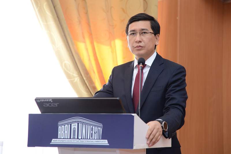 Министр мұғалімдерді көше сыпыруға жібергендер жазаланатынын айтты  