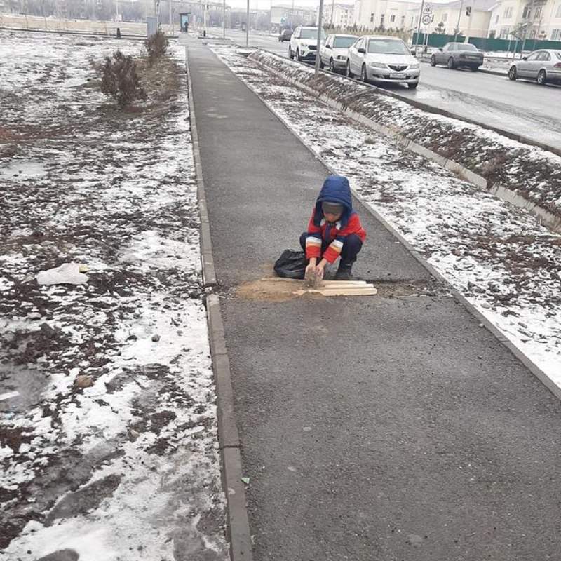 Талдықорғанда жолдағы шұңқырды жамаған алты жасар бала көпшілікті тәнті етті