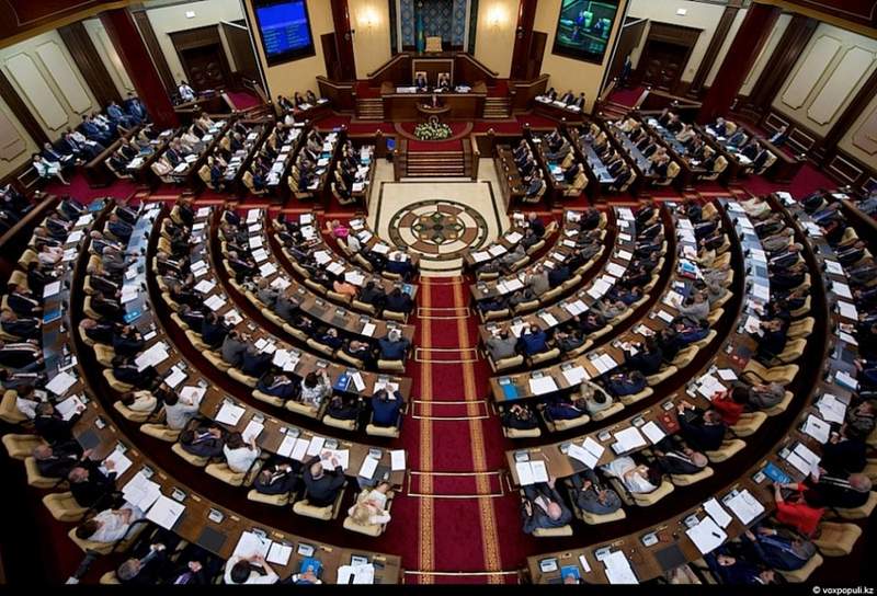 Парламентте үш жаңа партия бар