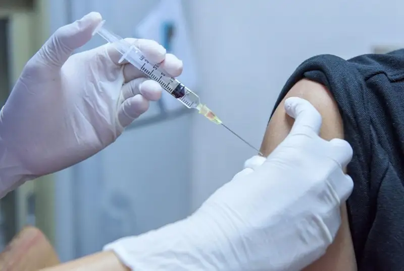 Вакциналау ұйымдастырмаған жұмыс берушілерді қандай жаза күтіп тұр?