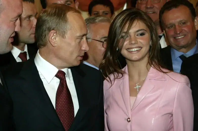 Ұлыбритания Алина Кабаева мен Путиннің бұрынғы әйеліне санкция салды