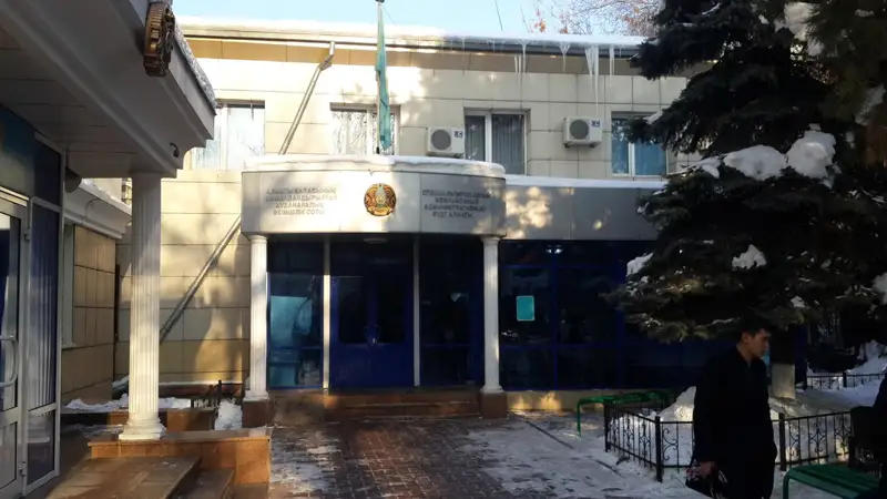 Сот төрағасының кабинетінен не іздеген?