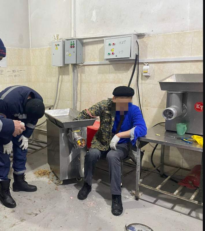 Алматыда цех жұмысшысының қолы ет тартқышқа оралып қалған