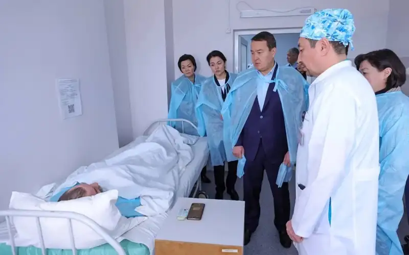 Әлихан Смайылов ауруханадағы кеншілердің көңілін сұрады