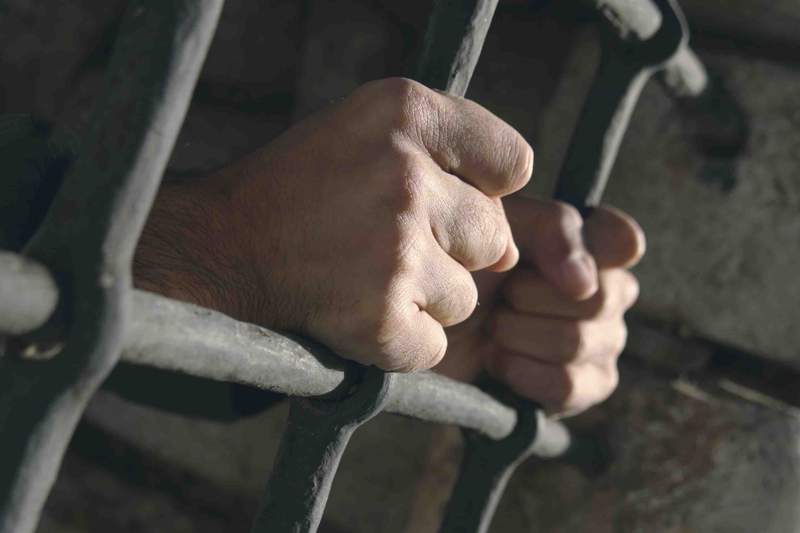 Талдықорғанда жүйке ауруына шалдыққан адам ұйықтап жатқан жігітке пышақ салған