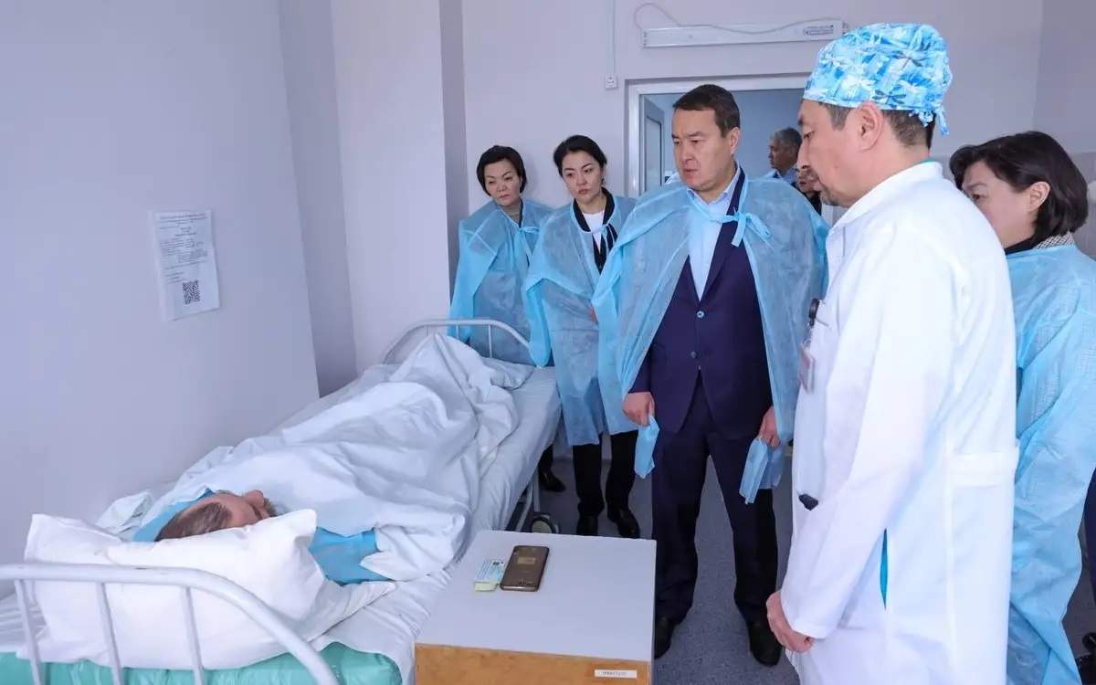 Әлихан Смайылов ауруханадағы кеншілердің көңілін сұрады