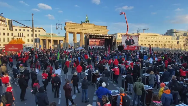 Берлинде мәдениет саласының қызметкерлері шеруге шықты