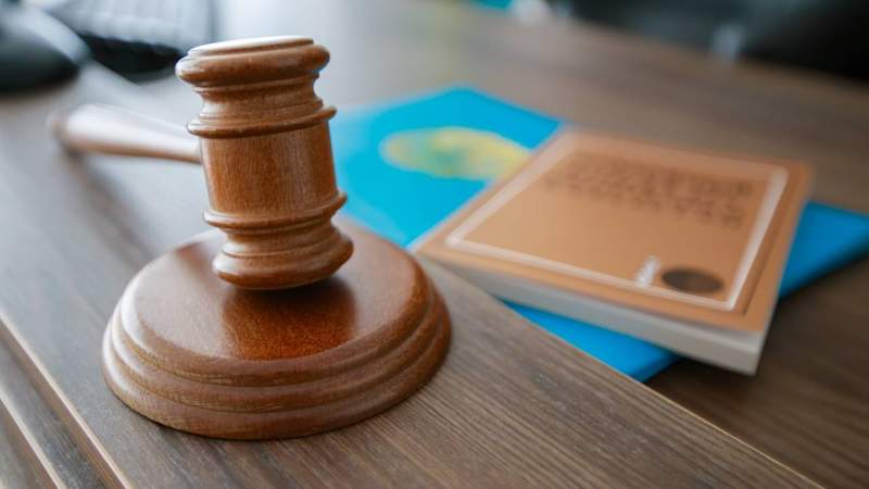 Павлодарда жетім қызды жабылып зорлағандарға сот үкімі шықты