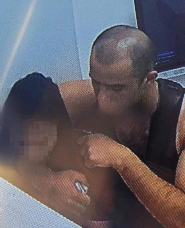 Банк ғимаратында кепілге алынған адамдардың үшеуі шок алған