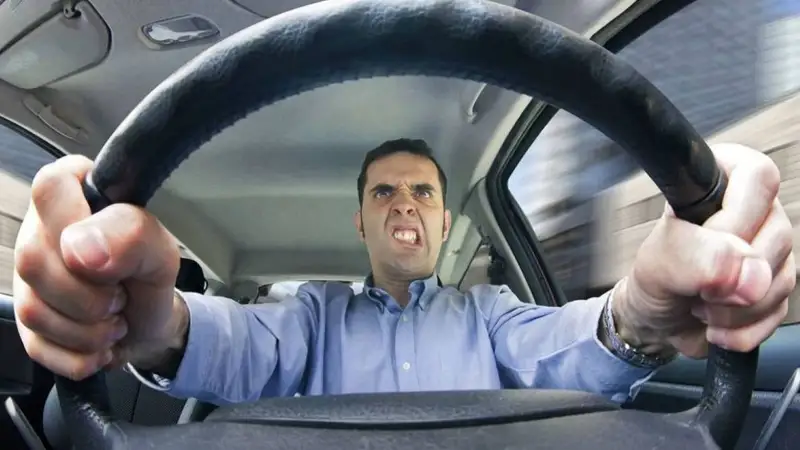 Нұр-Сұлтан тұрғыны бұрынғы әйелін көлігінің капотымен сүйреді