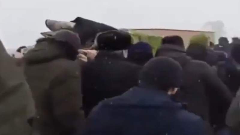 Пайғамбарды мазақ етті: Франциялық мұғалімнің басын кескен жігіт құрметпен жерленді (видео)