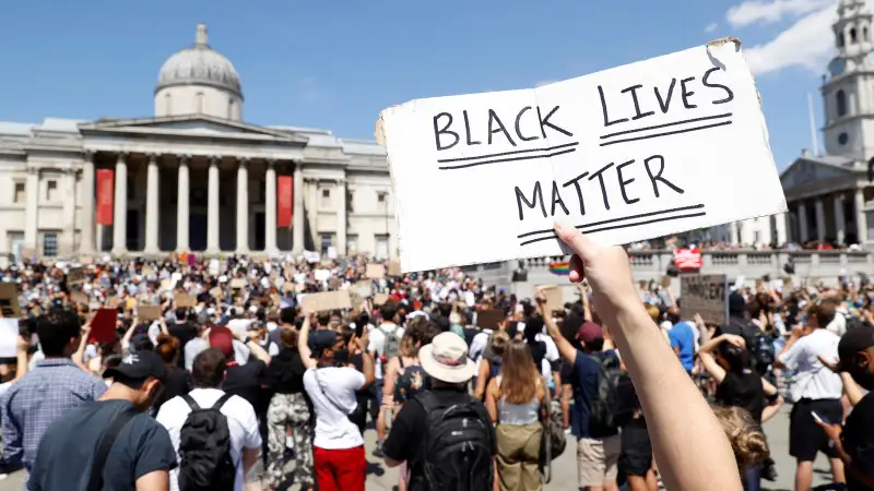 Лондонда нәсілге бөлінуге қарсы ереуілшілер полициямен қақтығысты 