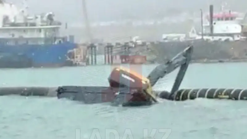 «Амфибия» экскаваторы Каспийге құлады