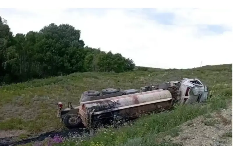 23 тонна күкірт қышқылын тиеп келе жатқан жүк көлігі аударылды