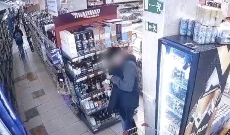 Астана тұрғыны супермаркеттен қымбат ішімдік ұрлаған (видео)