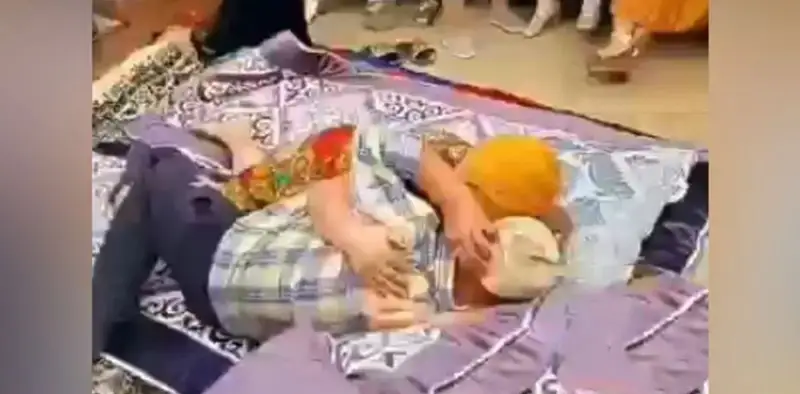 Көптің көзінше көрпе астында аймаласқан құдалар сынға қалды (видео)