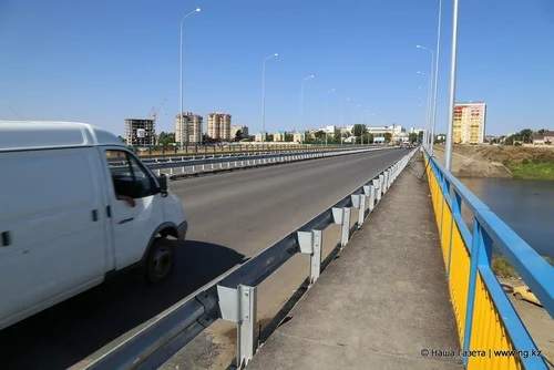 Қостанайда көпірге шығып алған әйел полицейлерді аяғынан тік тұрғызды