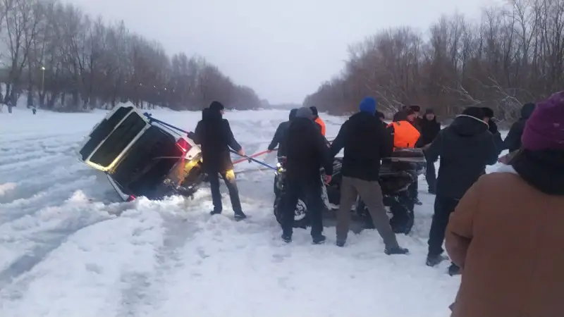 Павлодарда көлік өзендегі мұз астына түсіп кетті