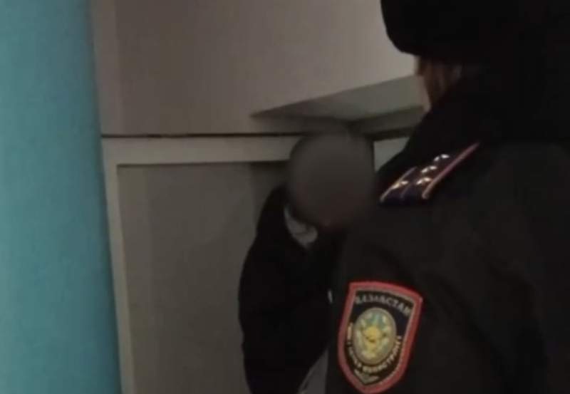 Астанада 9-қабаттан секірмекші болған 17 жастағы қыз құтқарылды